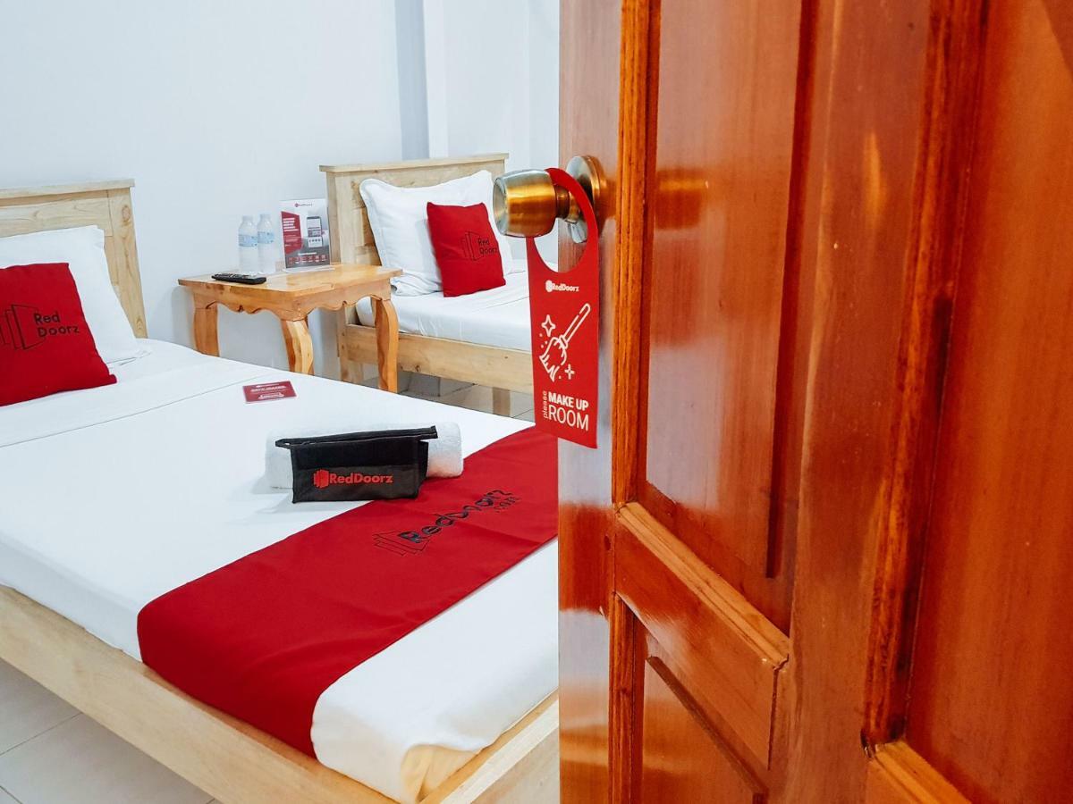 ホテル Reddoorz Near Ramiro Community Hospital Totolan エクステリア 写真
